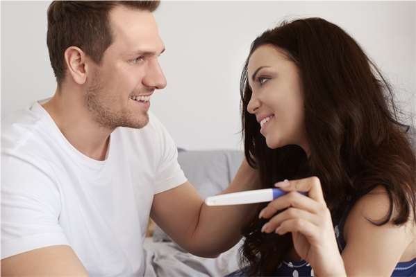 Простые способы интересно рассказать мужу о беременности